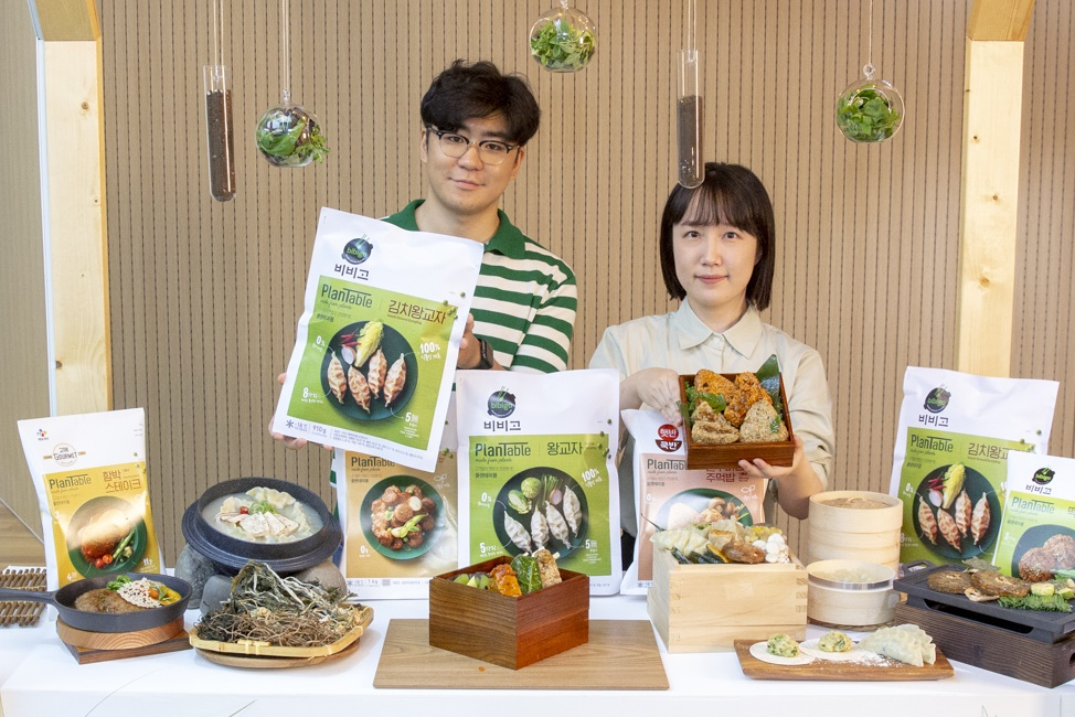 Employees at CJ CheilJedang are showcasing PlanTable products, including rice balls, plant-based dumplings and Hamburg steak. 

